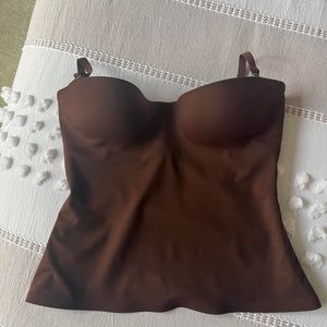 Skims contour lift tank